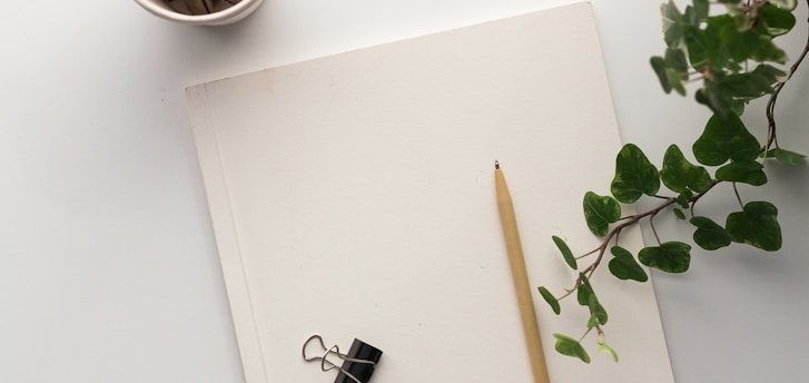 Schreibtisch mit Notizblock und Stift – symbolisch für Terminvereinbarung und Kontakt zur Logopädie in Wetter (Ruhr).