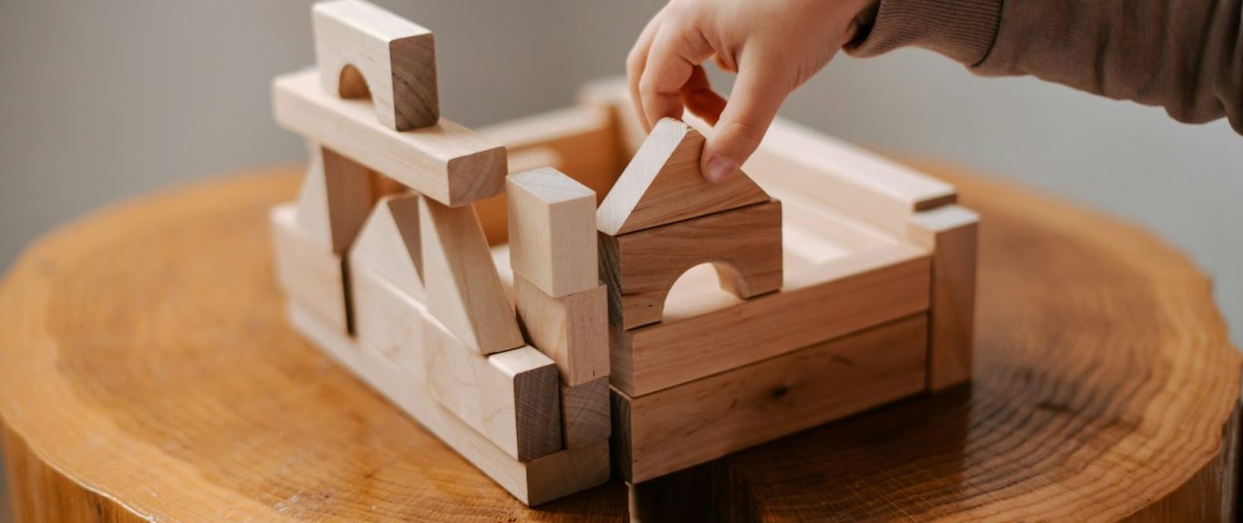 Symbolische Darstellung für den Aufbau sprachlicher Fähigkeiten: Schritt für Schritt.